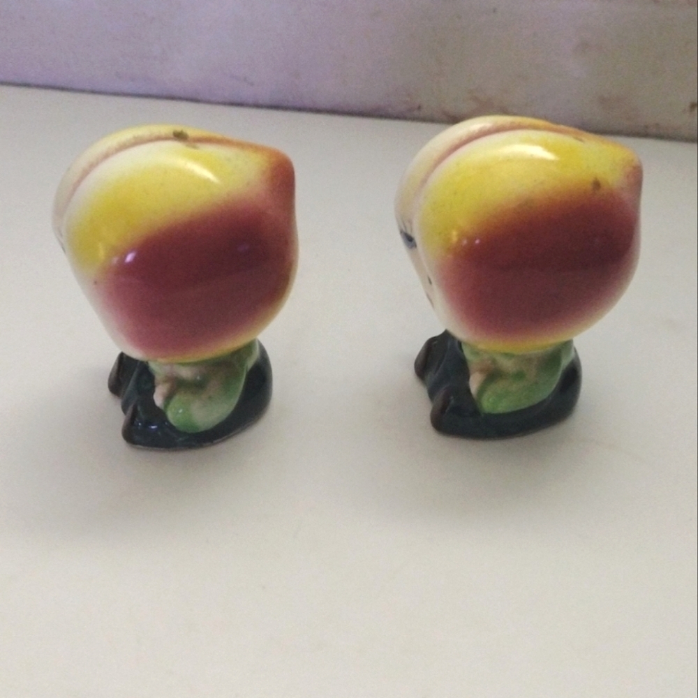 Vintage Anthropomorphic Peach Fruits People Salt & Pepper Shakers 2.5" - Picture 7 of 8